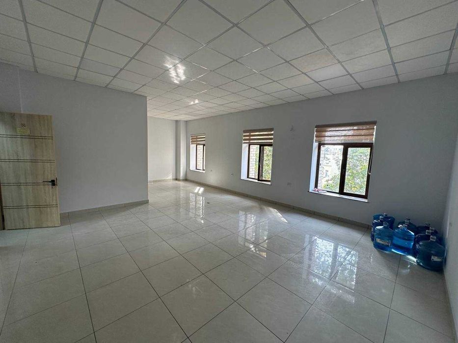 Noturar bino sotiladi 3 etaj 650 kv Oqtepa krug