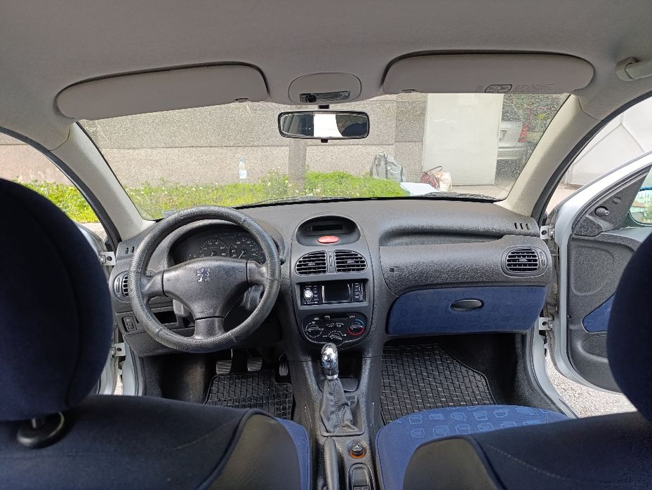 Peugeot 206 1.1 бензин
