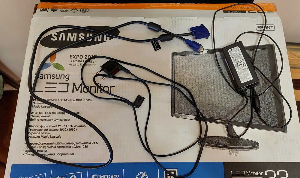 Монитор Samsung S22D300NY
