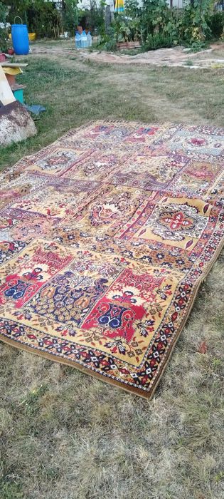 Продава се тип персйски килим размери245 на390см.цена600лв