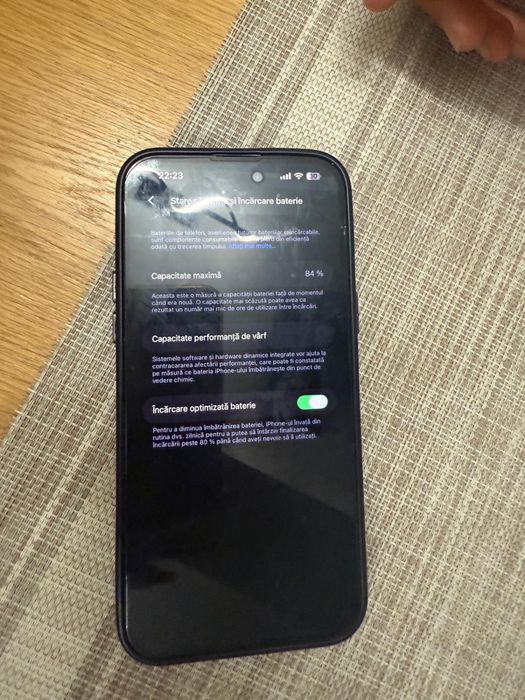 Iphone 14 pro max 128Gb camera defecta nu lam dus la servis dar creca sa miscat ceva înuntru restul funct