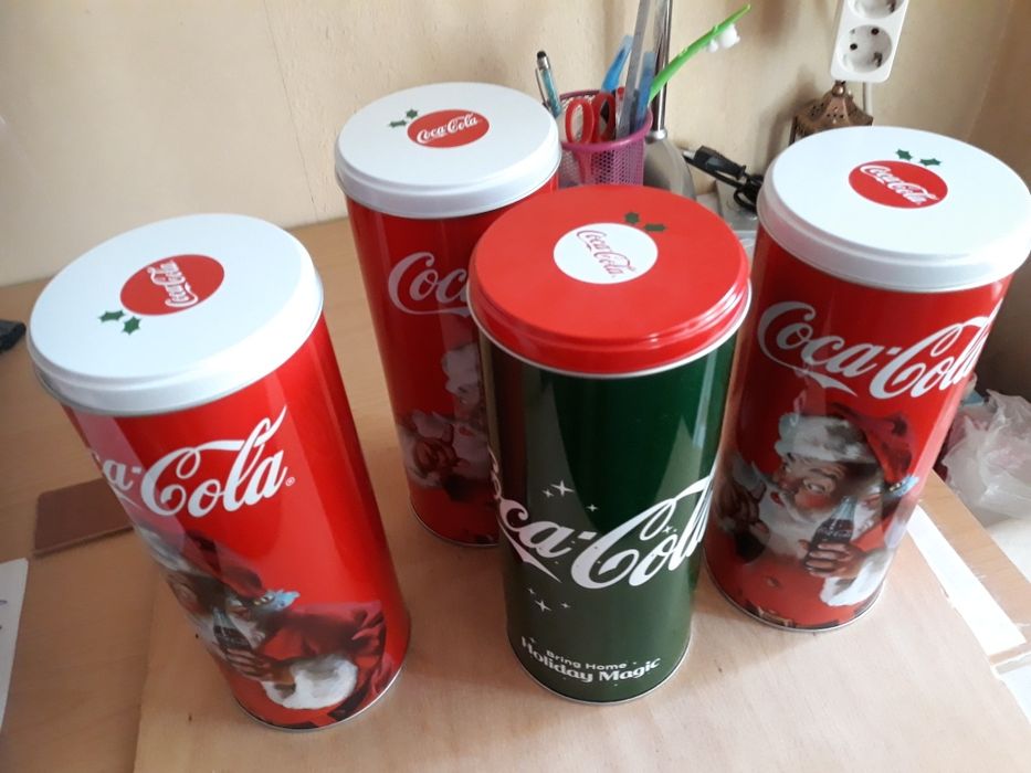 Продавам  трите вида рекламни кутии и  камиончета на Кока Кола.