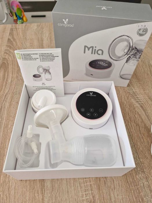 Помпа за кърма и слинг за бебе носене.