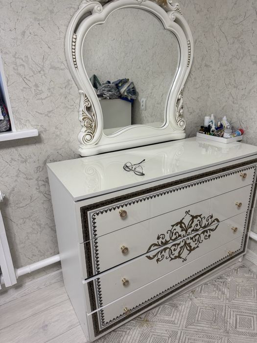 Продается комод с зеркалом