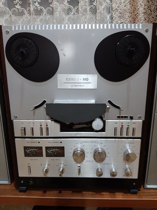 Магнитофон катушечный.