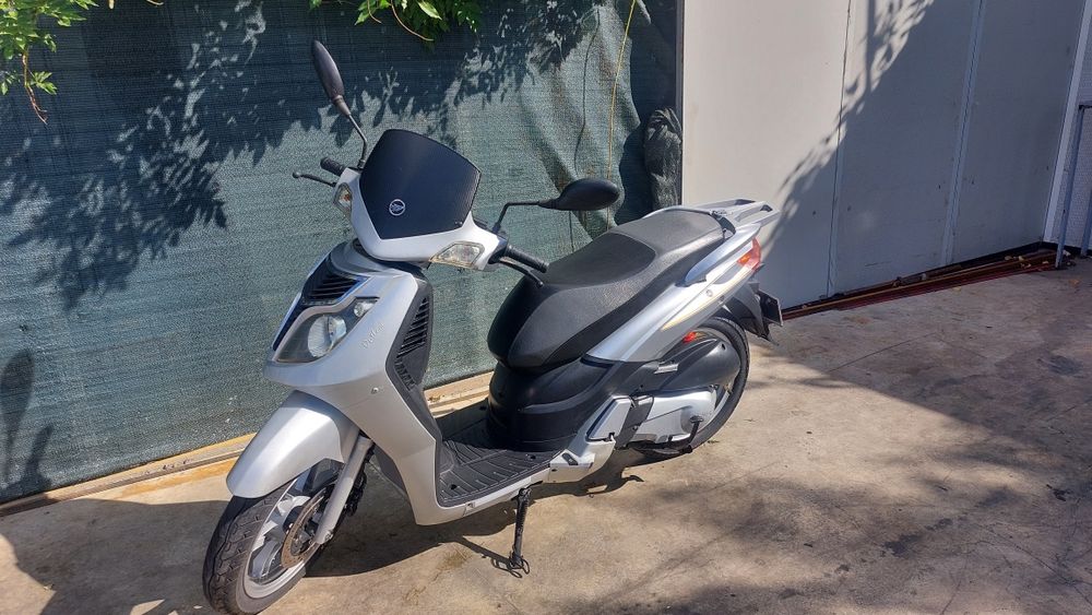 Scuter 125cc 12cp motor honda, se conduce cu permis categoria  B
