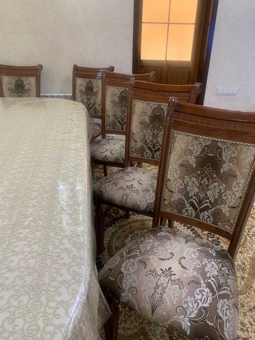 Стол-Стулья для гостиной есть и стол