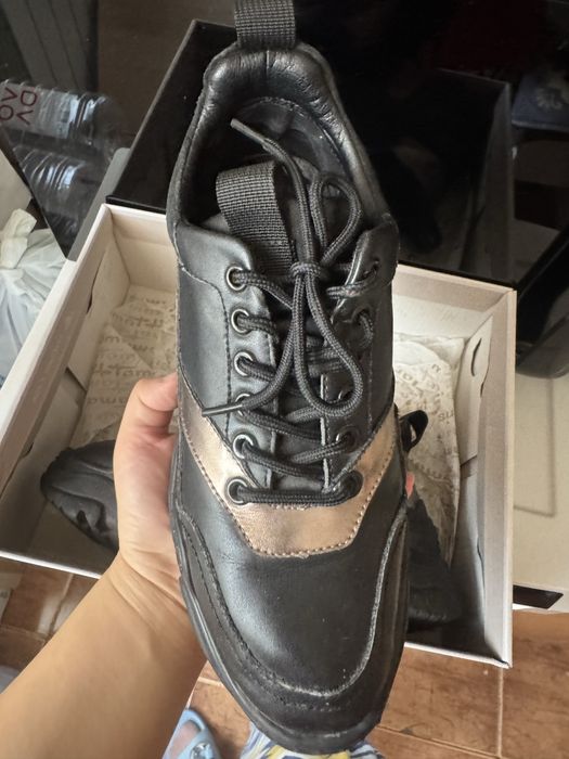 Кроссовки кожанные