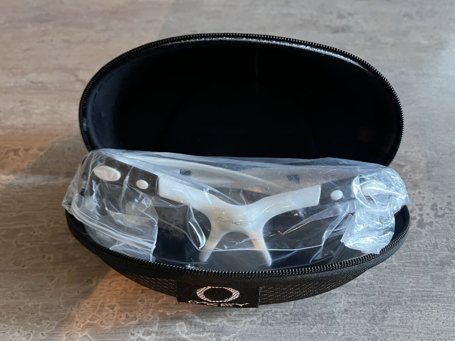 Ochelari Okley , noi