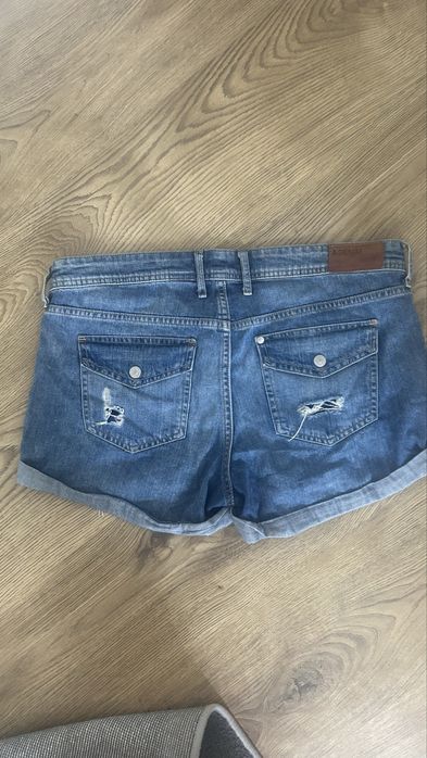 Blugi scurti rupti h&m