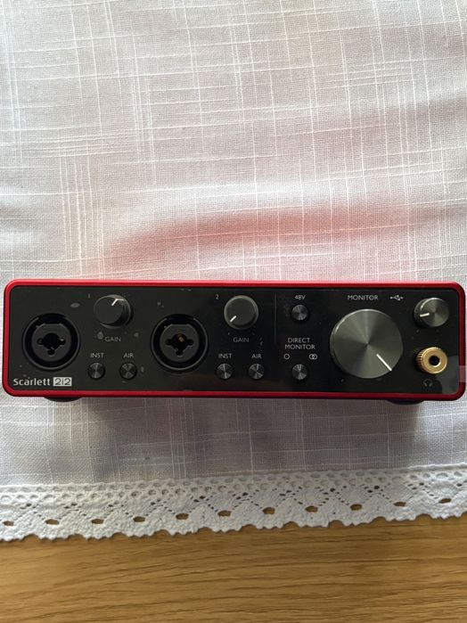 Interfața audio focusrite Scarlet 2i2 + microfon profesional