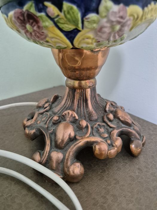 Lampă / Veioză veche din ceramică Majolică și bază metalică, stil Art Nouveau