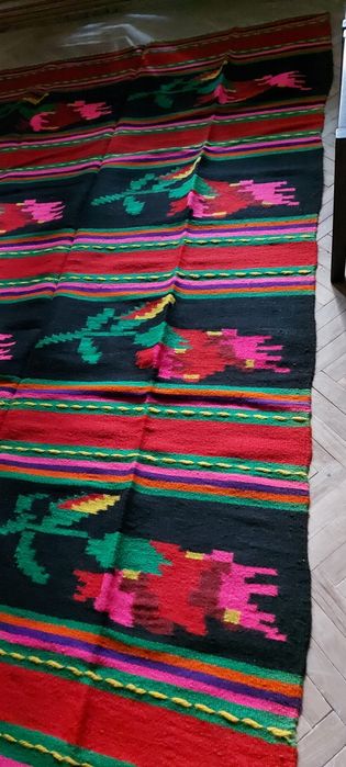 Macate tesute din lana moale.