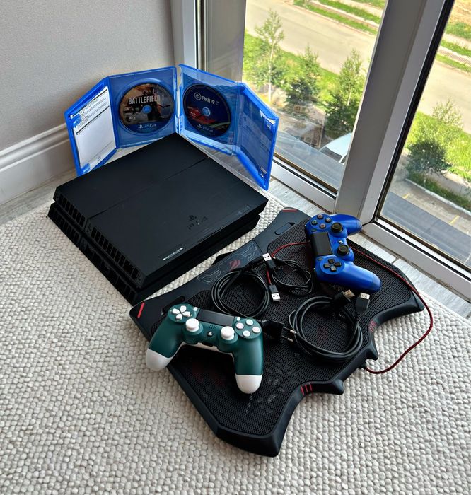 PlayStation 4  + 2 диска,подставка,2 джостик