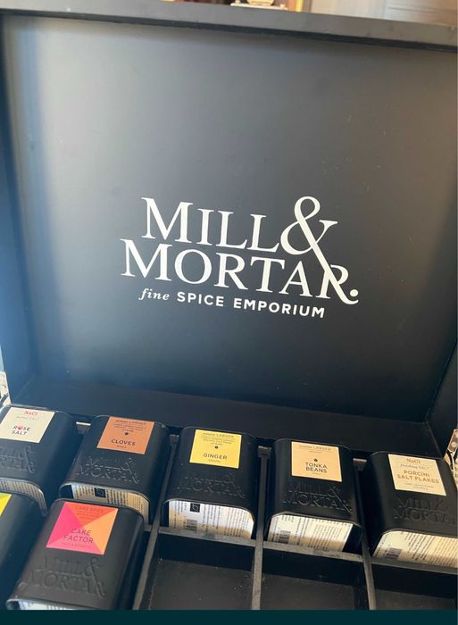 Mill & Mortar кутия за подправки с 20 гнезда