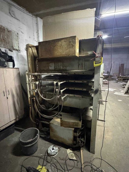 Press stanok sotiladi.