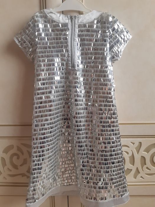 Нарядное модное платье на девочку с пайетками