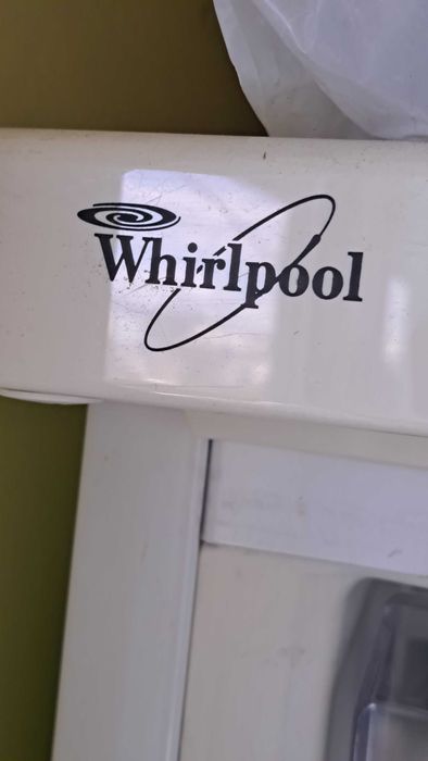 Whirlpool-вертикален фризер с 8 чекмеджета