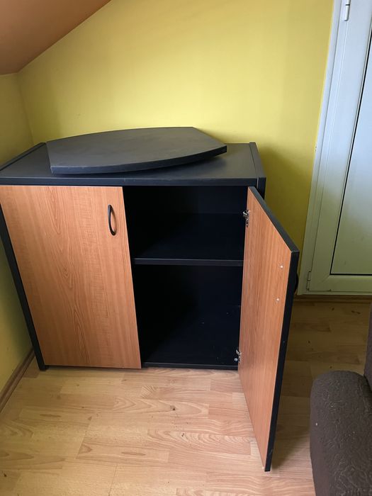 Офис мебели цвят череша