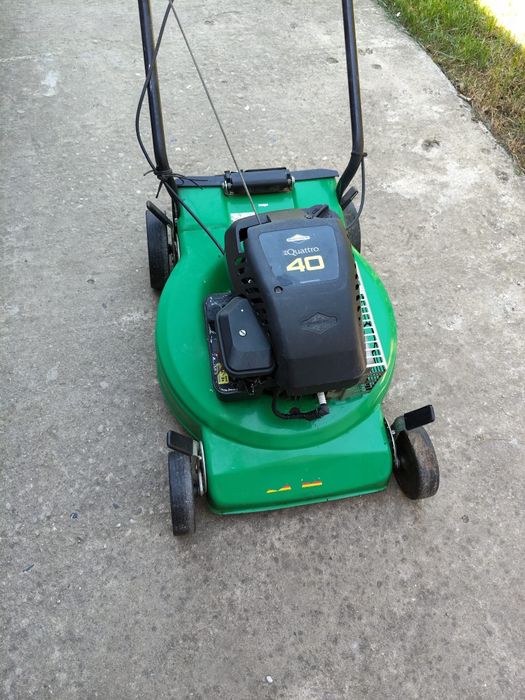 Mașina tuns iarba , gazonul