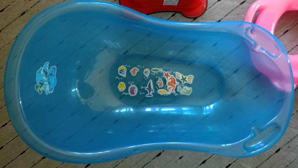 Лот - Бебешко корито, стълба, преходник за тоалетна, играчки, гл.сапун