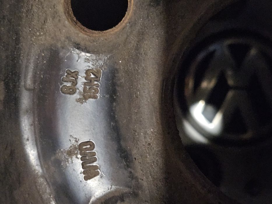 Метални оригинални джанти със зимни гуми на тях