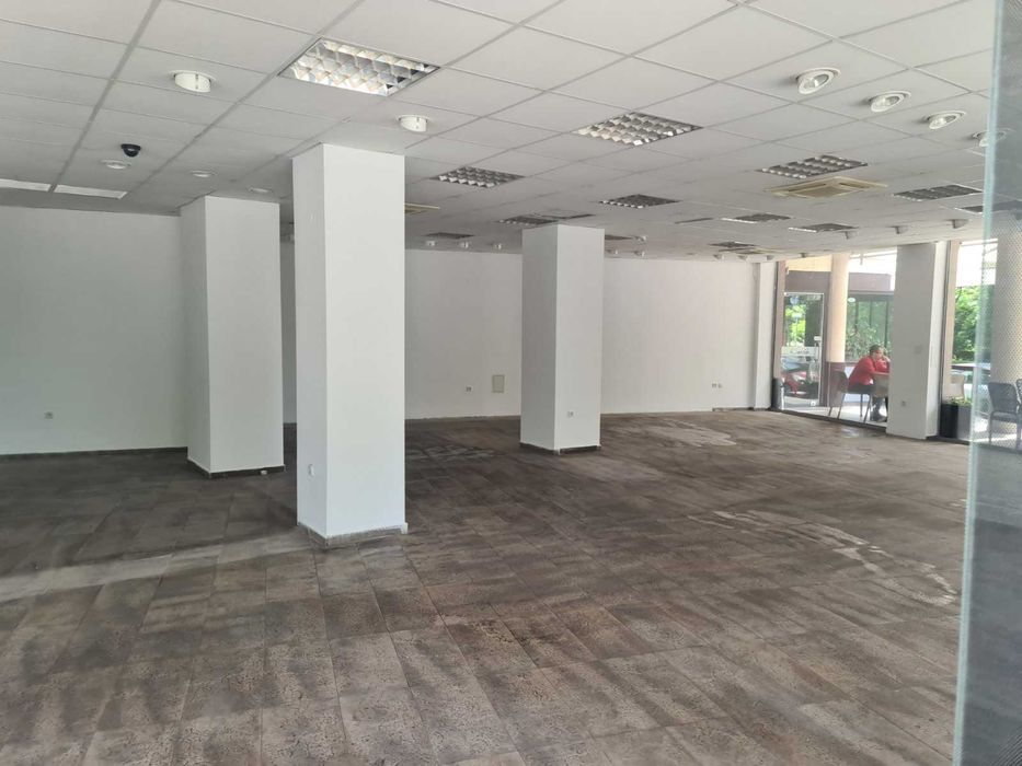 Дава под наем офис - търговско помещение в центъра