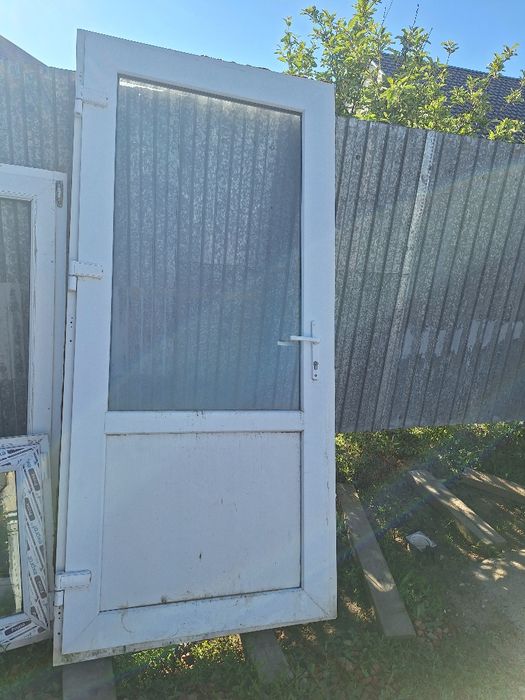 Продам пластиковую дверь
