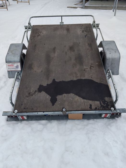 Vand remorca aproape noua