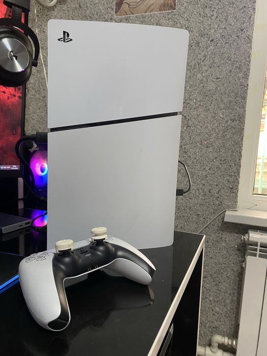 Продается ps5 slim практически новая с гарантией