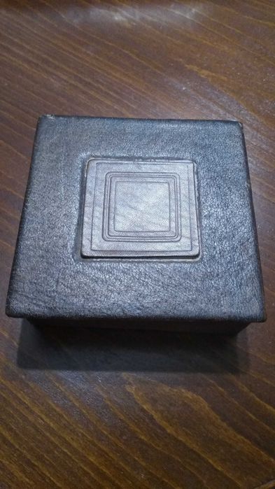 Дървени и кожени кутии и дървени купи