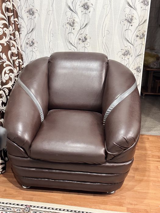 Продам диван с креслом