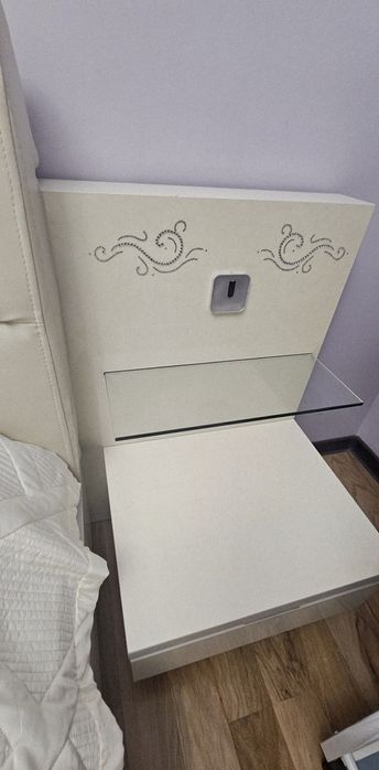 Двуспальная кровать с тумбами