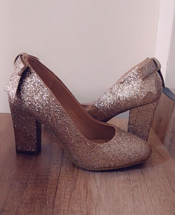 Женские туфли золотистые