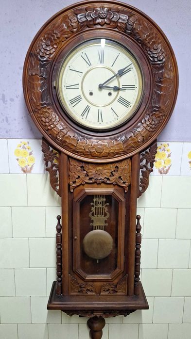 Ceas mecanic de perete cu pendul.