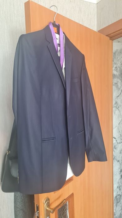 Продам костюмы новые