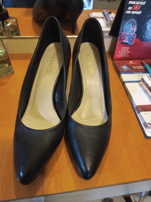 Pantofi piele stileto noi toc mediu culoare negru .mărime 39