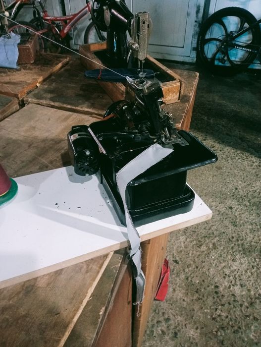 Швейная машина оверлок