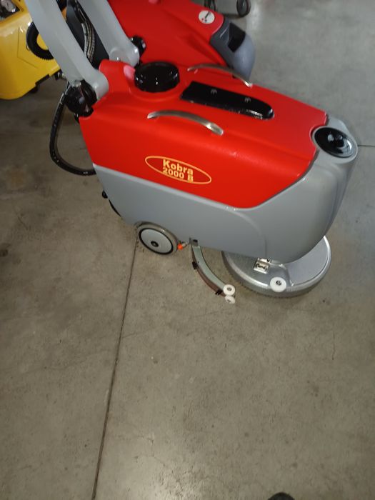 Акумулаторна подопочистваща машина