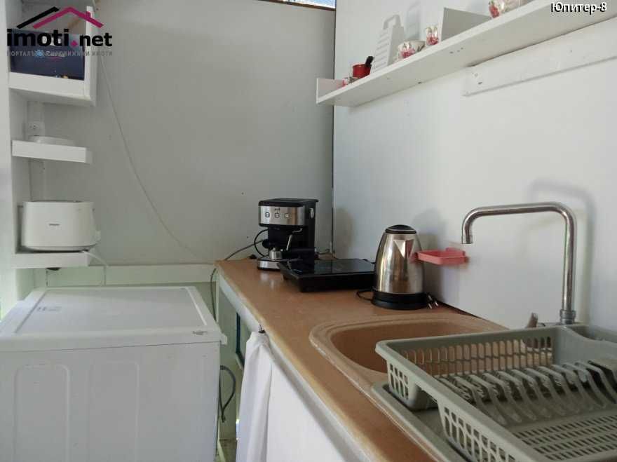 Продавам обз. каравана с веранда до плаж в Кариани. 8000 евро.