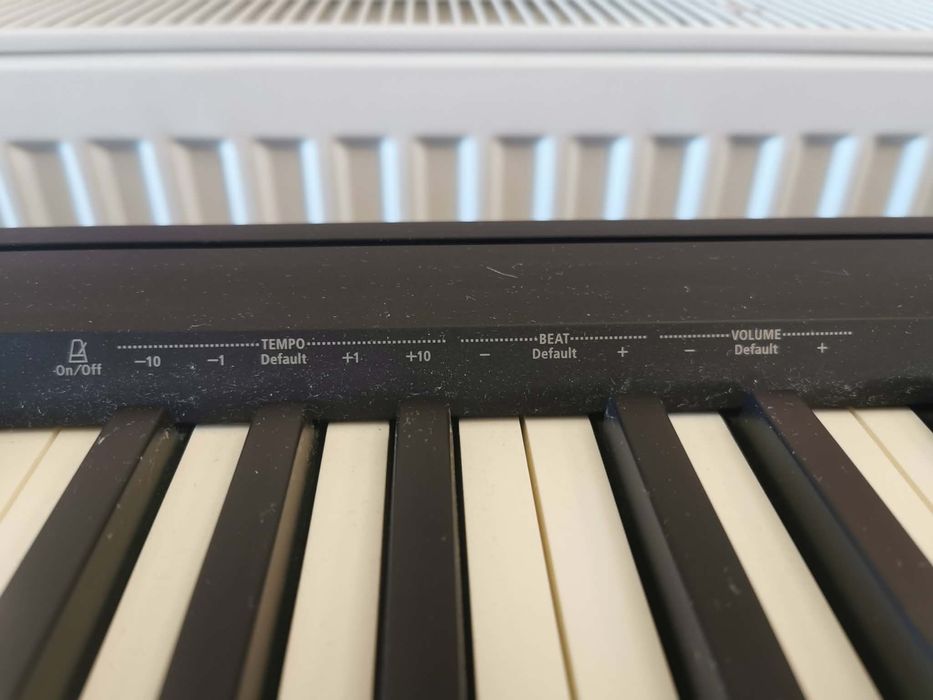 Продавам електронно пиано Roland FP10