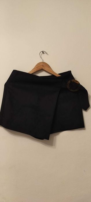 Pantaloni scurti cu parte peste parte in fata marime S de la Zara