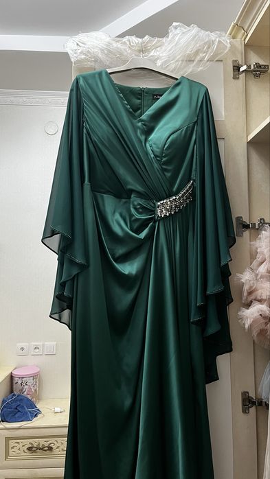 Изумрудное идеальное платье на торжественые мероприятия