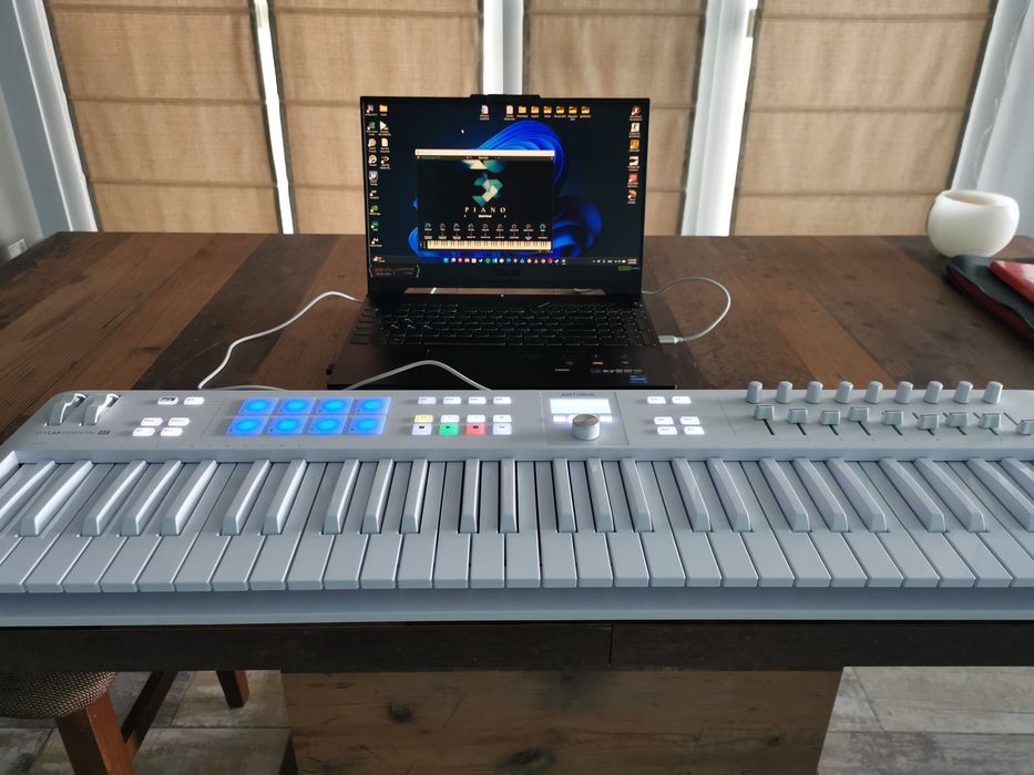 Arturia Keylab Essentials 61 White MIDI Keyboard