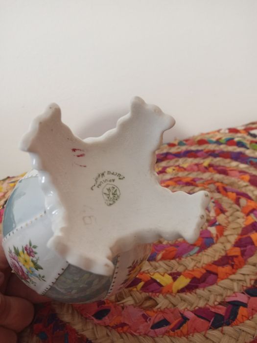 Vază realizată manual cu inserții de aur