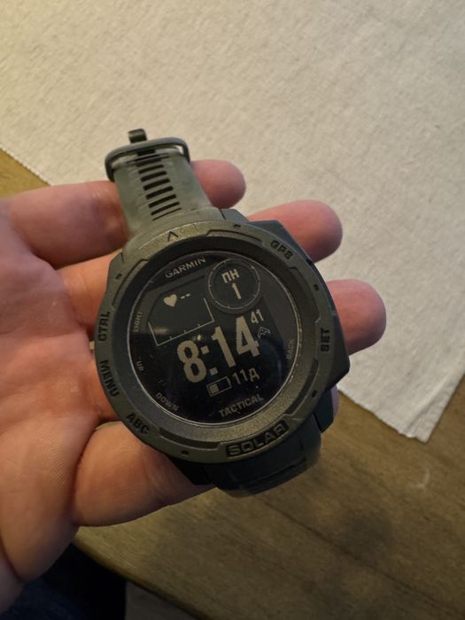Garmin Instinct solar - с резервна каишка