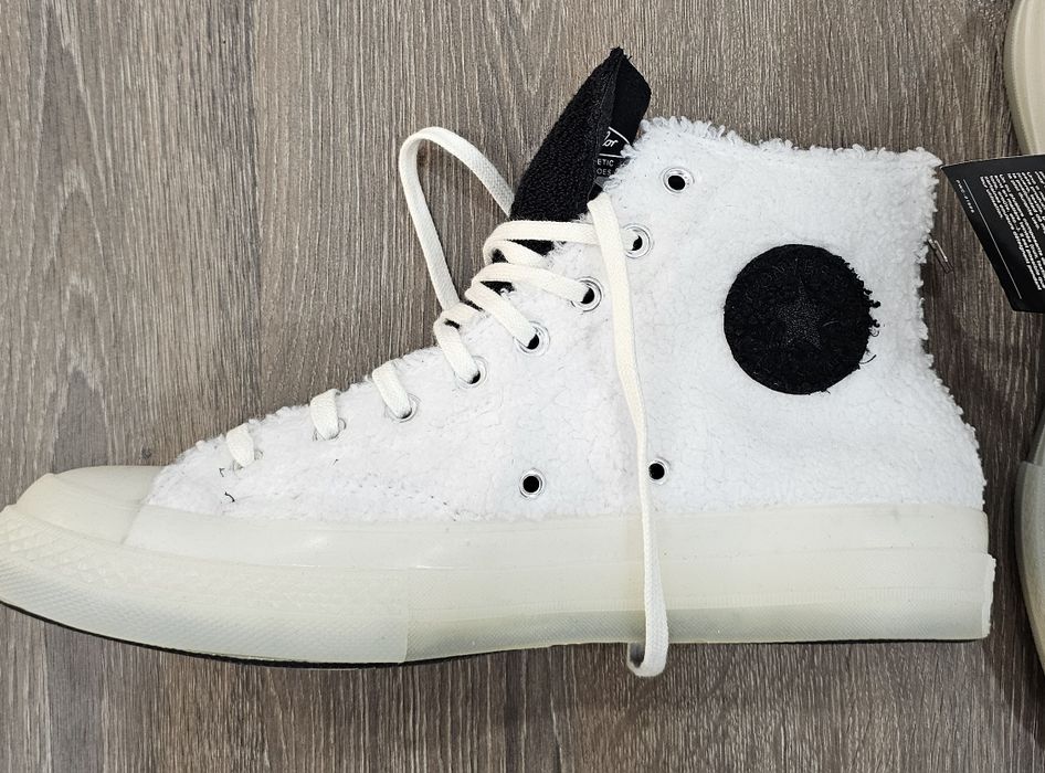 Converse noi cu eticheta