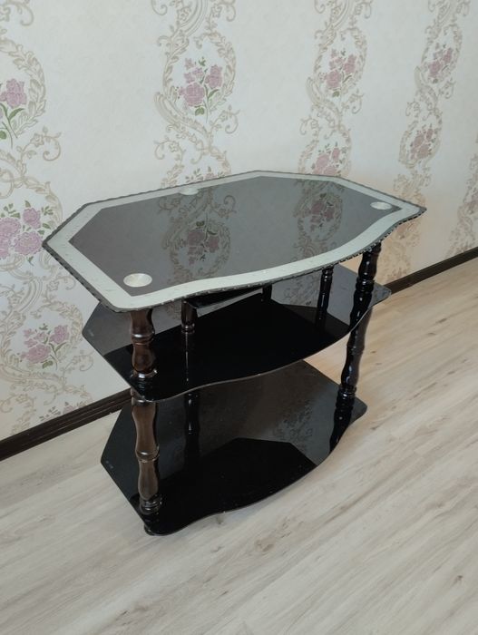 Тумбочка под телевизор стеклянная.