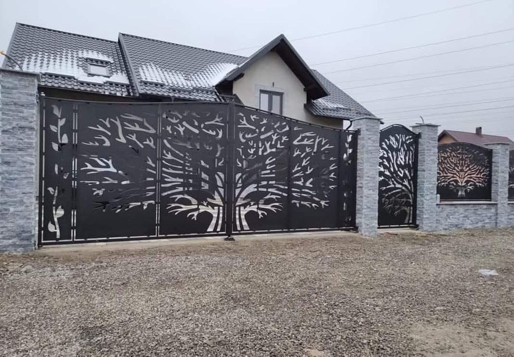 Porți, panouri de gard, balustrade din fier forjat și tablă decupată.