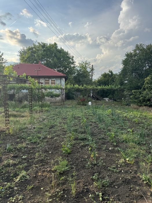 Каменна къща  с двор с. Вратарите на 35 км от Добрич и 60 км от Варна.